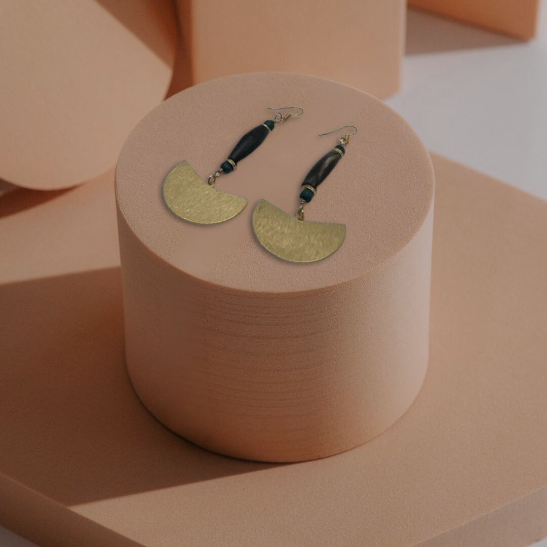 Dangling earrings in brass with vintage beads.